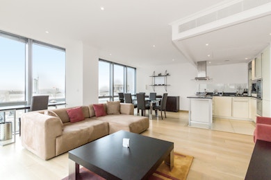 24th floor apartment laid out over 688 sq ft overlooking West India Quay & Canary Wharf